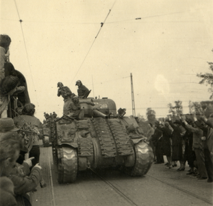 600849 Afbeelding van een Sherman tank op de Biltsestraatweg te Utrecht, tijdens de intocht van de geallieerden.
